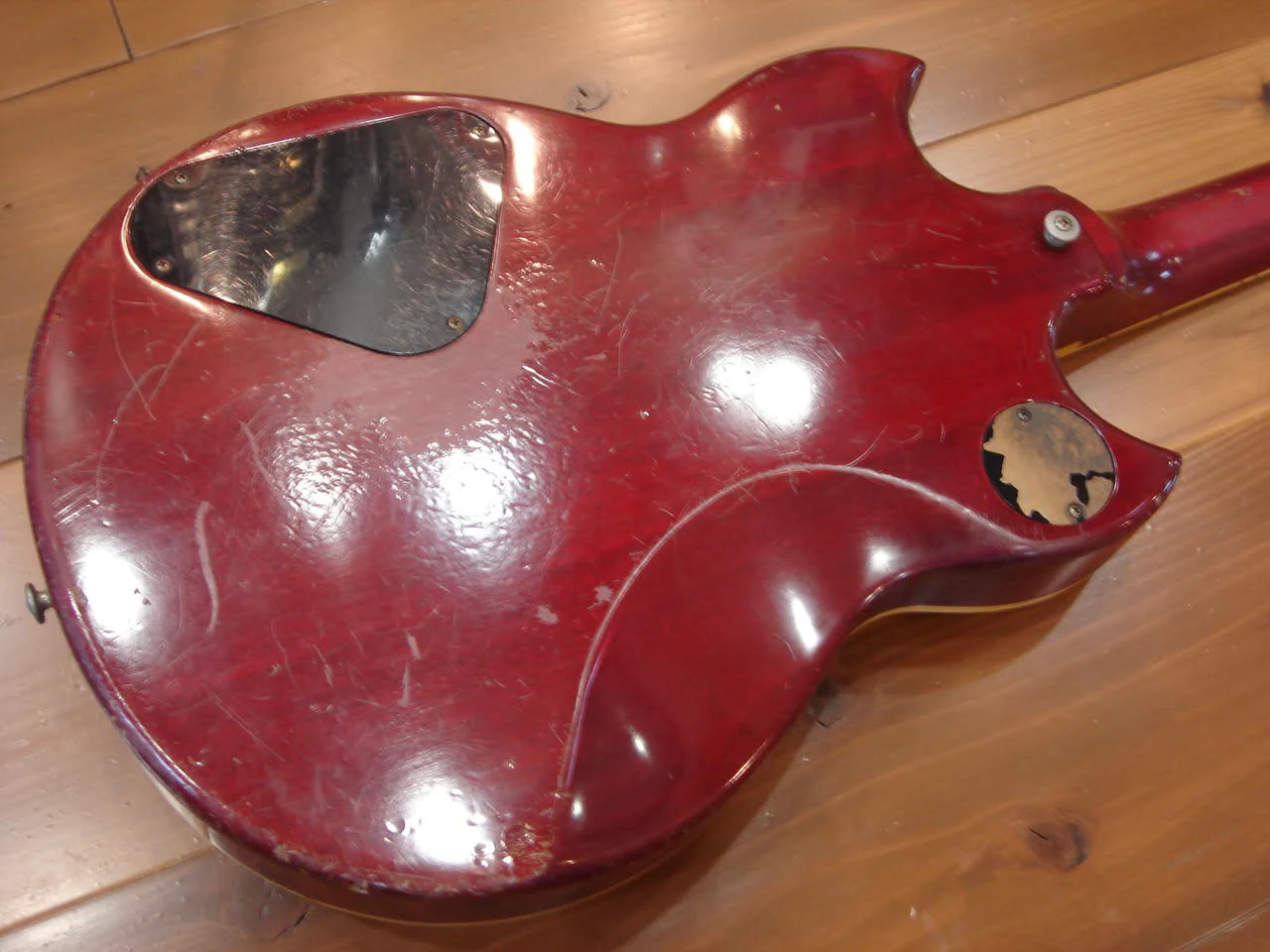 Scratched rear of the Yamaha SG1000 body