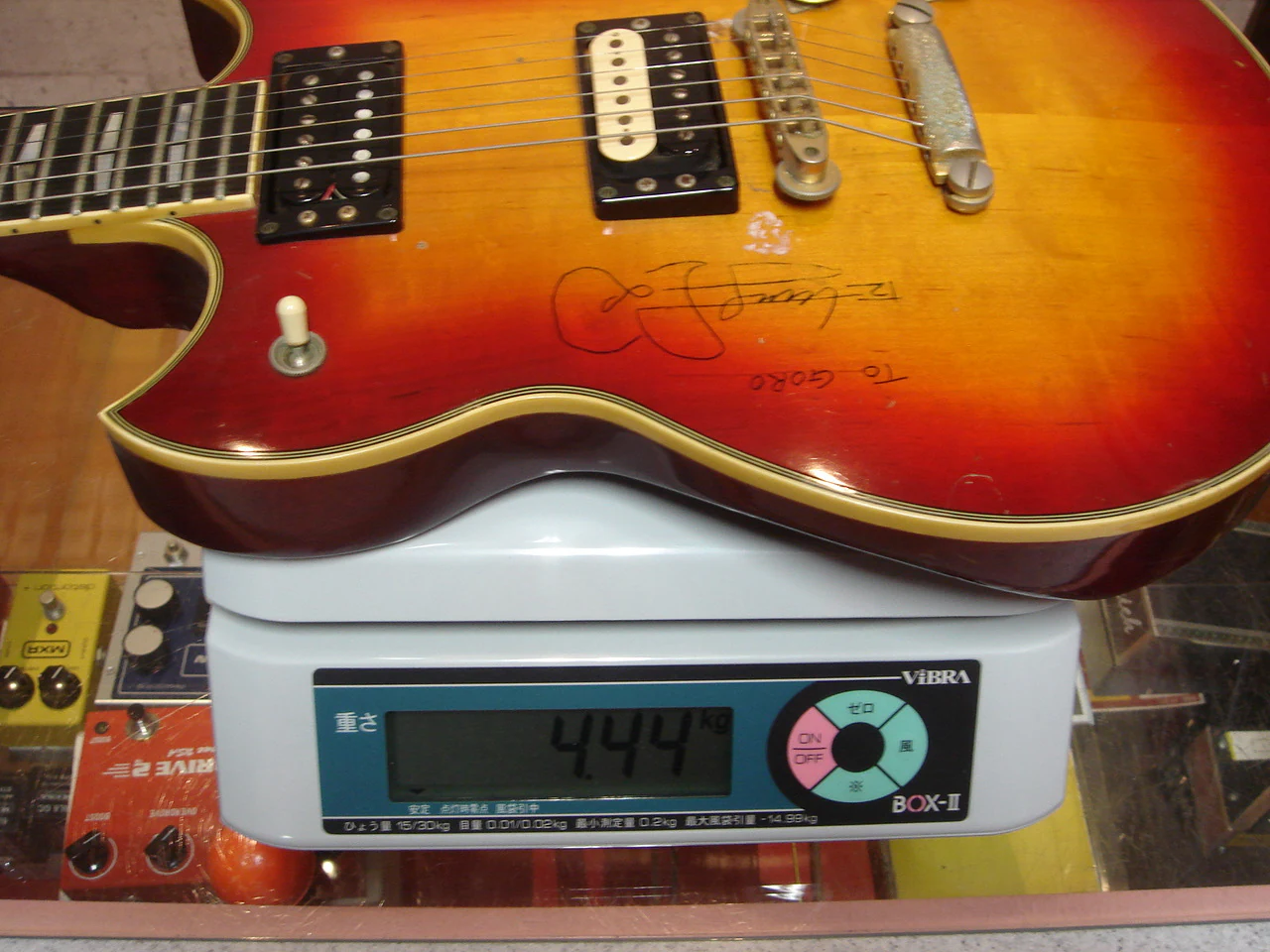 Yamaha SG1000 weighing 4,440 grams on a scale