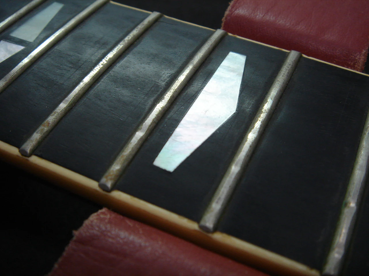Close-up of worn frets on the Yamaha SG1000