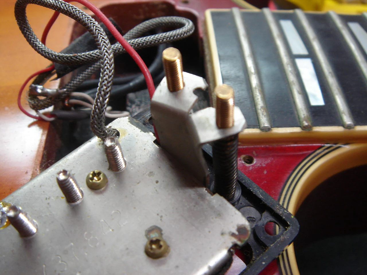 Modified three-point pickup mounting hardware